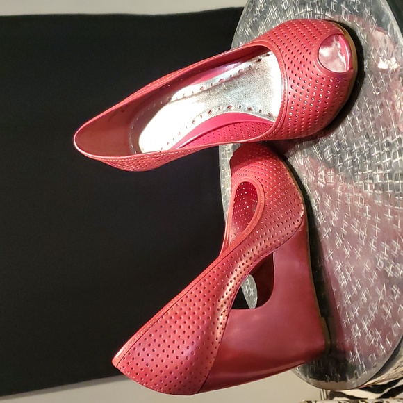BCBG "Barbie" Pink Perferated Peep Toe Cut Out Wedge size 8.5 ☆LIKE NEW☆ - Picture 13 of 16